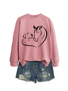 Dettaglio felpa rosa a maniche lunghe con simpatica stampa grafica cuore cane e cavallo.