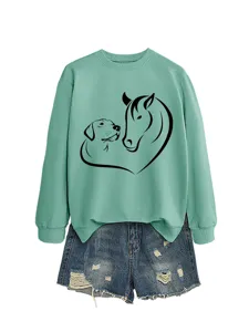 Felpa girocollo a maniche lunghe verde menta abbinata a pantaloncini di jeans strappati.