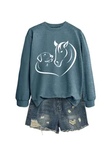 Dettagli felpa donna manica lunga con grafica cuore cane cavallo e pantaloncini jeans.