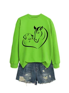 Vista dettagliata della felpa verde neon con stampa cuore cane cavallo e pantaloncini.