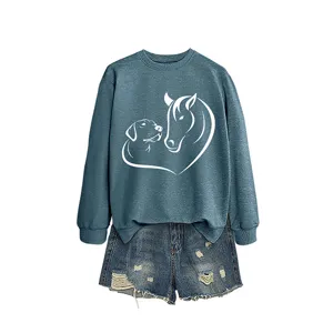 Felpa casual da donna a maniche lunghe abbinata a pantaloncini di jeans, stampa con cuore.
