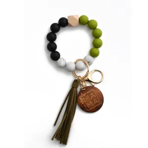Silikon Perlen Schlüsselanhänger Armband mit Quaste und graviertem Holz Anhänger.