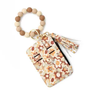 Detailansicht des Damen Kartenetuis mit Blumenmuster und Silikonperlen Armband Schlüsselanhänger.
