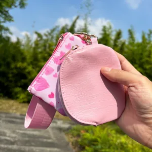 Roze mini portemonnee set met schattig hartjesmotief en handige polsband voor onderweg
