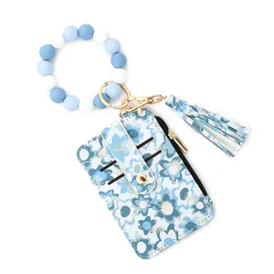 Blaues Blumen-Kartenetui mit Silikonperlen-Armband und Quasten-Reißverschlusstasche.