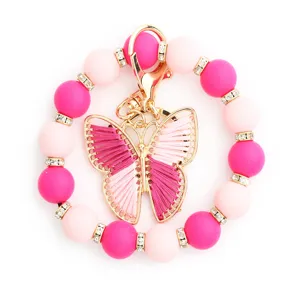 Vista detallada del llavero de pulsera de cuentas de silicona rosa con colgante de mariposa.
