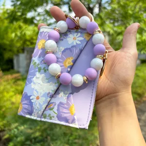 Lila Blumen Leder Kartenetui mit Silikonperlen Armband Schlüsselanhänger Detail Ansicht.