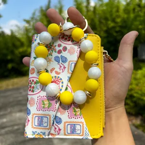 Detailansicht der gemusterten Leder Kartenetui Brieftasche mit Silikonperlen Schlüsselanhänger.