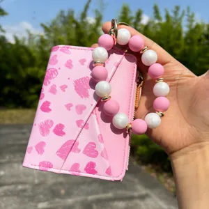 Rosa Kartenetui mit Herz-Druck und Silikonperlen-Armband Schlüsselanhänger für Damen.