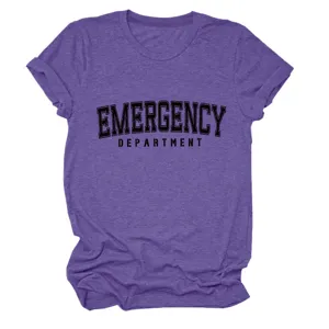 Detaillierte Nahaufnahme des violetten Kurzarm T-Shirts mit Emergency Department Druck.