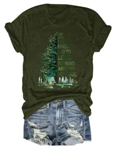 Maglietta da donna verde a maniche corte casual con grafica da campeggio nella foresta.