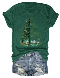 Vista dettagliata della t-shirt verde scuro a maniche corte con stampa bosco e pantaloncini.