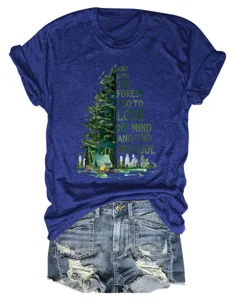 T-shirt da donna a maniche corte e girocollo con una stampa grafica di campeggio nella foresta.