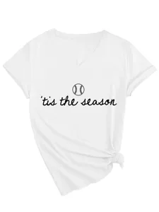 Nahaufnahme des weißen Damen V-Ausschnitt Kurzarm T-Shirts mit Baseball und Textdruck.