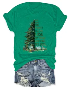 T-shirt casual verde a maniche corte con stampa citazione campeggio e pantaloncini denim.