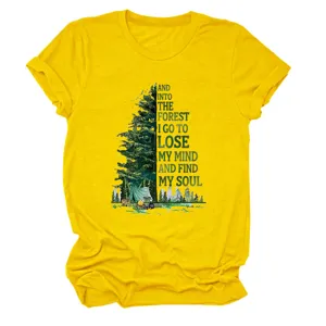 Vista dettagliata della t-shirt casual gialla che mostra il design di stampa foresta e citazione.