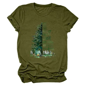Dettaglio della maglietta verde militare con grafica di citazione di campeggio nel bosco.