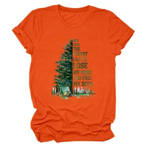 Primo piano della t-shirt arancione a maniche corte con grafica bosco e dettaglio testo.