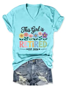 Vista dettagliata di t-shirt casual azzurra con collo a V, grafica floreale e pantaloncini.