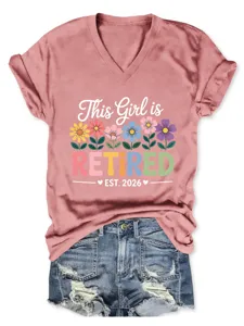 Vista dettagliata della t-shirt casual con scollo a V e simpatica stampa floreale da pensionata.
