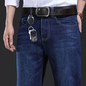 Einziehbarer Ausweishalter Schlüsselanhänger mit Gürtelclip für Schlüssel und Ausweise.