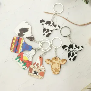 Simpatico portachiavi in legno con etichetta orecchio di mucca stile western e stampa.