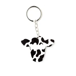 Portachiavi in legno con stampa mucca bianco e nero, simpatico accessorio per borse e chiavi.