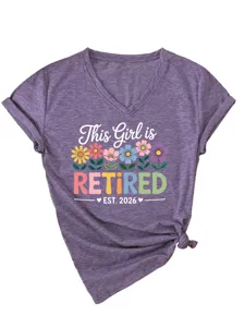 Dettaglio ravvicinato di t-shirt da donna viola con scollo a V e stampa floreale.