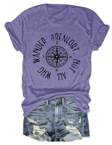 Nahaufnahme des lila Kurzarm-T-Shirts mit Kompass-Druck, kombiniert mit Jeansshorts.