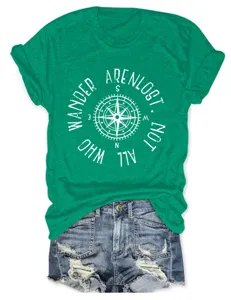 Grünes lässiges Damen Kurzarm T-Shirt mit stilvollem Kompass Grafikdruck und bequemen Jeansshorts.