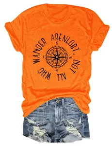 Oranger Damen Kurzarm T-Shirt mit stilvollem Kompass Motiv und Text Detailansicht.