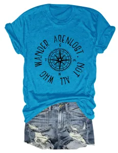 Blaues Damen Kurzarm Rundhals T-Shirt mit Kompass-Wander-Grafik und zerrissenen Jeansshorts.