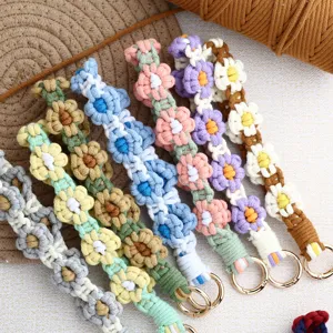 Handmade macrame daisy wrist strap cute floral keychain woven phone lanyard cute accessories