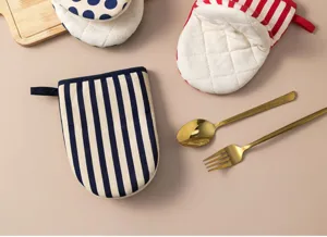 Heat resistant kitchen microwave oven mitts for baking cooking and safe pot handling details.
