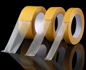 Detalle en primer plano de rollos de cinta adhesiva de doble cara de tela con textura.