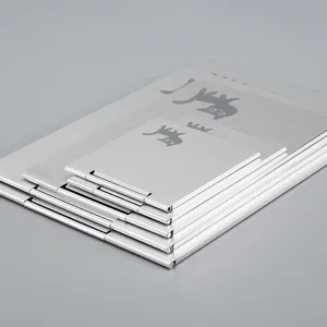 Miroir de maquillage pliable portable, miroir de poche en métal argenté pour bureau et voyage.