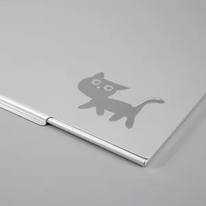 Miroir de maquillage pliante portable pour femme et homme, boîtier en métal argenté avec chat.