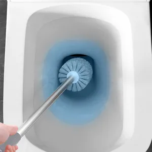 Scopino per WC domestico con manico lungo per una pulizia facile e profonda del bagno.