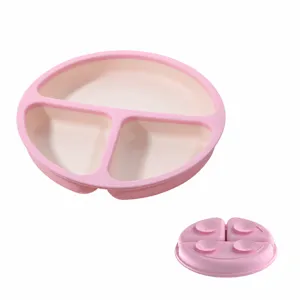 Detail de l'assiette a ventouse pour bebe en silicone avec compartiments interieurs.