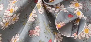Primer plano detallado de tela de algodón floral gris con costuras limpias y resistentes.