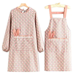 Bonito delantal de cocina a cuadros de lona y conjunto de bata de manga larga para mujeres.