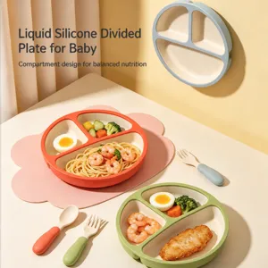 Assiette de bébé cloisonnée en silicone liquide avec ensemble fourchette et cuillère.