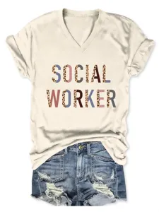 Casual V-hals korte mouw t-shirt met social worker letterprint detail voor dagelijks gebruik.
