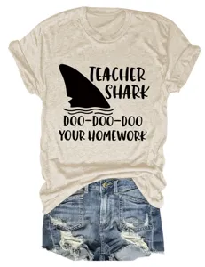 Casual T-shirt met korte mouwen en hippe haai grafische print en denim shorts.