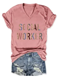 Gedetailleerd overzicht van het casual V-hals korte mouw topje met luipaardprint en letters.