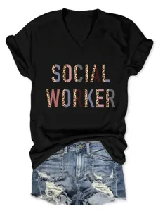 Gedetailleerd overzicht van zwart V-hals t-shirt met social worker print en spijkerbroek.