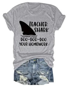 Gedetailleerd overzicht van casual dames t-shirt met ronde hals en grappige haai print.
