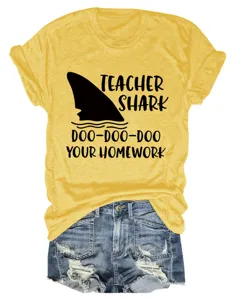 Dames casual geel T-shirt met grappige haai leraar grafische print en denim shorts.