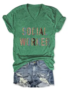 Groen casual V-hals korte mouw T-shirt met social worker luipaardprint design.