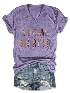 Casual paarse dames V-hals korte mouw t-shirt met social worker luipaard print.